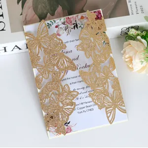 Detailansicht des filigranen lasergeschnittenen Schmetterlingsdesigns auf Goldglitzer-Einladung