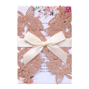 Detailansicht einer roségoldenen Glitzer-Einladung mit lasergeschnittenem Schmetterling