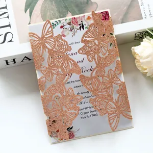 Elegante roségoldene Glitzer-Schmetterling-Hochzeitseinladung mit floralem Detail