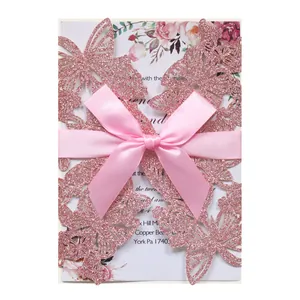 Elegante rosa glitzer lasergeschnittene Schmetterling Einladung mit Satinschleife und Blumen