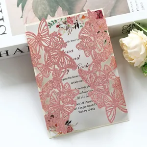 Nahaufnahme einer rosa glitzernden, lasergeschnittenen Schmetterlings-Einladungskarte.