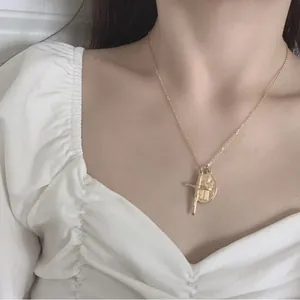 Collier en acier titane plaqué or avec médaille Marie et pendentif croix pour femme