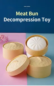 Realistisches gedämpftes Brötchen-Squishy-Spielzeug in einem gelben Mini-Dampfkorb