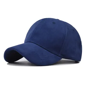 Vista dettagliata del cappellino da baseball in camoscio blu con trama spessa