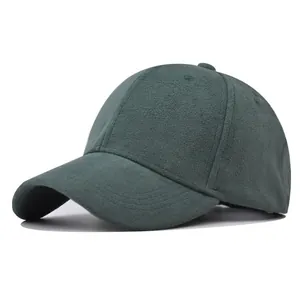 Dettaglio di un cappello da baseball vintage in pelle scamosciata verde scuro per l'inverno