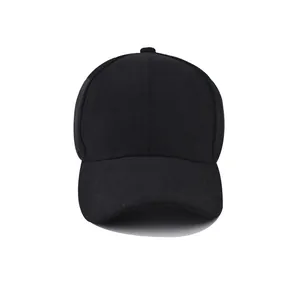 Cappello da baseball in pelle scamosciata nera con design minimalista regolabile