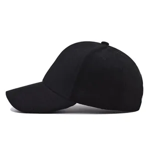Cappellino da baseball vintage in finta pelle scamosciata nera regolabile per l'inverno.