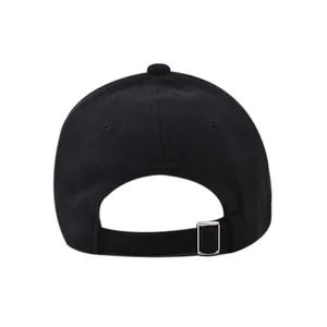 Vista trasera de una gorra de béisbol de ante negro con correa de hebilla ajustable