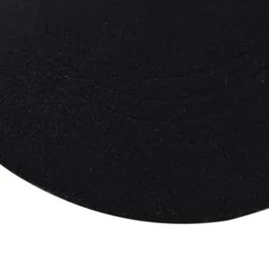 Primer plano de gorra de béisbol de ante negro con costuras y textura de tela