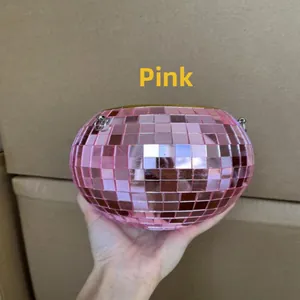 Vista dettagliata di una fioriera sospesa a sfera disco rosa con tessere a specchio