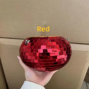 Dettaglio della superficie a specchio rossa di un vaso sospeso a palla disco