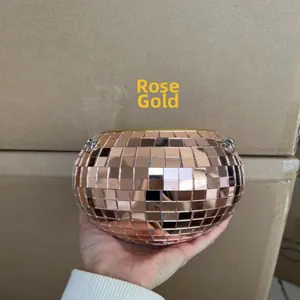 Vista dettagliata della fioriera a sfera disco a specchio oro rosa per il giardinaggio.