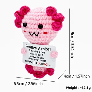 Detail van handgehaakte axolotl-pop met duidelijke afmetingen en gewichtsopgave