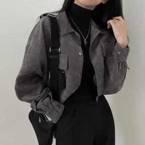 Elegante giacca a camicia in velluto a coste grigio scuro con revers vintage e vestibilità ampia