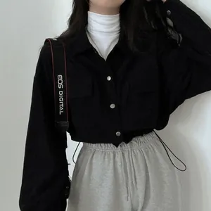 Camicia corta da donna in velluto a coste nero con coulisse sul fondo e maniche lunghe