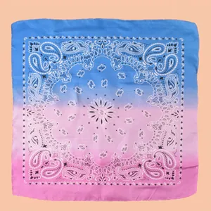 Detailansicht des blau-rosa Paisleymusters auf einem quadratischen Halstuch-Bandana
