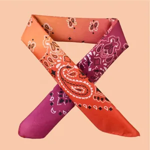 Schmaler Schal mit Farbverlauf in Orange und Violett und Paisley-Muster