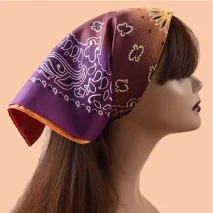 Detaillierte Ansicht eines Bandana-Kopftuchs mit Paisley-Muster und lila-braunem Verlauf