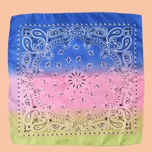 Detaillierte Nahaufnahme eines blau-rosa-grün verlaufenden Paisley-Seidenquadrattuchs.
