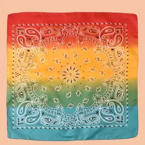 Detailansicht eines quadratischen Bandanas mit Regenbogenverlauf und Paisleymuster