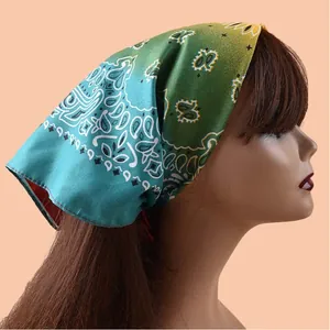 Detailansicht eines Bandanas mit Paisleymuster als stilvolles Kopftuch auf einer Puppe.