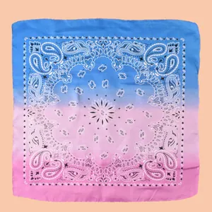 Quadratisches Bandana mit blau-rosa Farbverlauf und klassischem Paisley-Muster Design