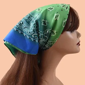 Grün-blauer quadratischer Schal mit Paisleymuster als stylisches Hip-Hop-Stirnband