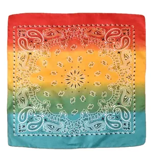 Farbenfrohes Bandana mit Regenbogen-Farbverlauf und Paisley-Muster für Hip-Hop-Style