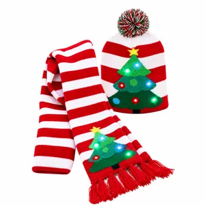 Set festivo di cappello e sciarpa in maglia a righe rosse e bianche di Natale con LED