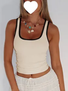 Detail der eng anliegenden Rippstrick-Tanktop mit schwarzem Kontrastrand in Beige
