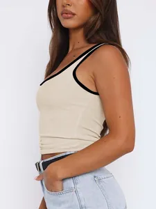 Detail-Seitenansicht des beigen Rippstrick-Tops mit schwarzem Kontrastsaum und Slim Fit