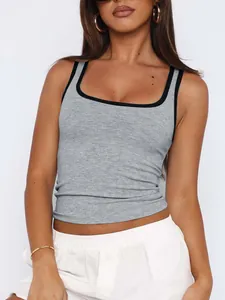 Detail eines grauen Damen-Strick-Tops mit modischen schwarzen Kontrastkanten.