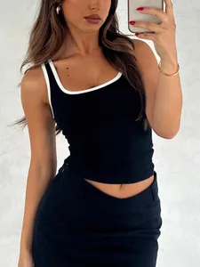 Nahaufnahme eines schwarzen, figurbetonten Damen-Tops mit weißem Kontursaum.