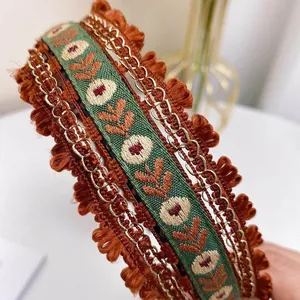 Serre-tête large de style ethnique avec broderie florale et détails de glands marron et vert
