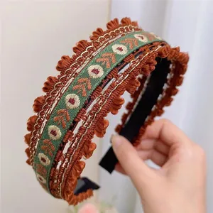 Bandeau brodé de style ethnique avec motifs floraux rétro et franges en dentelle.