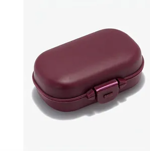 Primo piano di una scatola portaoggetti portatile bordeaux con chiusura a fibbia sicura.