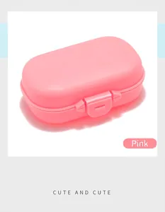 Primo piano di una scatola portaoggetti portatile in plastica rosa con chiusura a fibbia