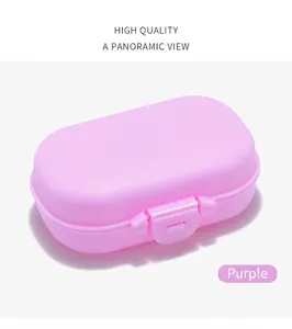 Dettaglio di alta qualità di una scatola portaoggetti portatile in plastica viola con fibbia.