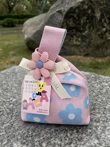 Sacchetto regalo in maglia a fiori rosa con nastro per bomboniere di matrimonio