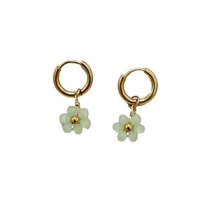 Boucles d'oreilles pendantes fleurs vert pâle faites main avec créoles en acier doré.