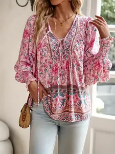 Camicetta bohémien rosa a fiori con scollo a V e laccetti per donne stile vacanza