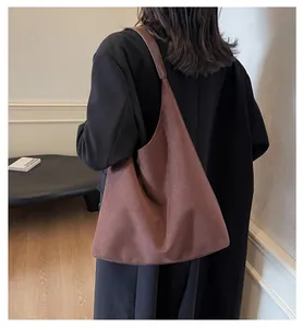 Rückansicht einer großen braunen Wildleder-Schultertasche für den Pendelverkehr
