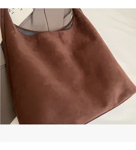 Makroansicht des weichen Materials dieser Vintage-Tragetasche aus braunem Wildleder.