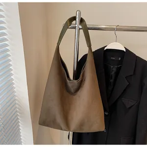 Große Vintage-Wildleder-Hobo-Umhängetasche an einem Metallständer für einen Premium-Look