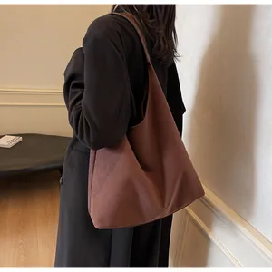 Detailansicht der hochwertigen braunen Wildleder-Tote-Tasche getragen von einem Modell