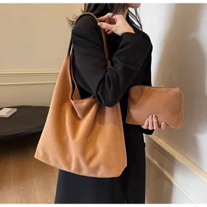 Detaillierte Ansicht einer braunen Vintage-Wildleder-Umhängetasche mit Täschchen.