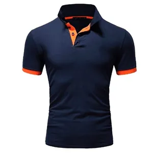 Detailansicht Herren-Poloshirt in Dunkelblau mit orangefarbenem Kontrastkragen.