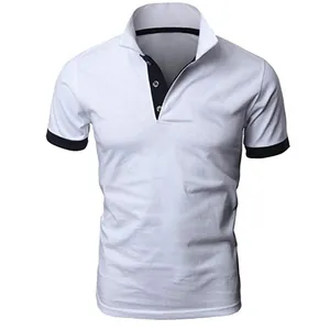 Detailansicht eines weißen Herren-Polo-Shirts mit dunkelblauem Kragen und Ärmelbündchen