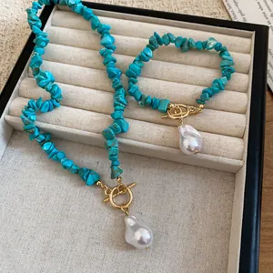 Vintage Türkis-Schmuckset mit Barockperlen-Anhängern und eleganten goldenen Knebelverschlüssen.