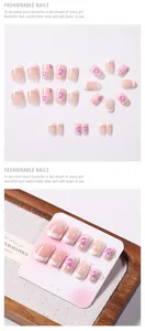 Detailansicht von 24 Stück rosa-weißen Blumen-French-Tip-Press-On-Nägeln im Set.
